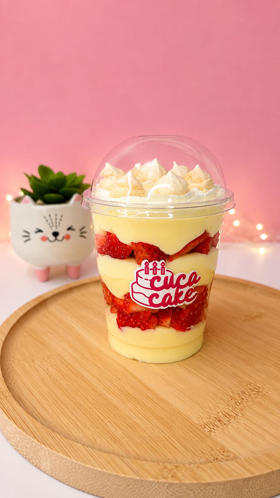 Copo da felicidade com morangos e creme
